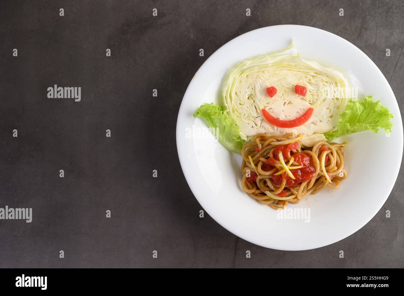 spaghetti italiani con salsa di pomodoro Foto Stock