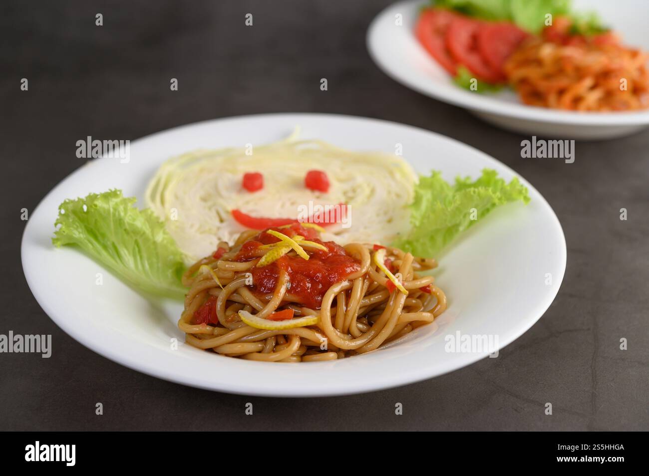 spaghetti italiani con salsa di pomodoro Foto Stock
