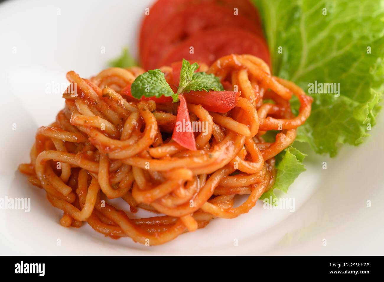 spaghetti italiani con salsa di pomodoro Foto Stock