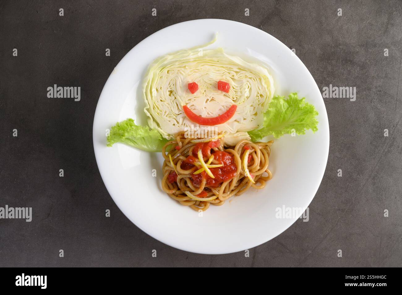 spaghetti italiani con salsa di pomodoro Foto Stock