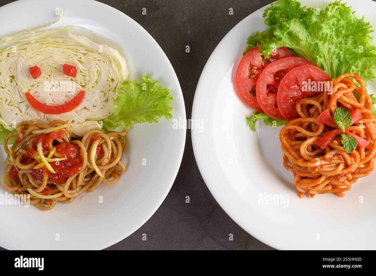 spaghetti italiani con salsa di pomodoro Foto Stock