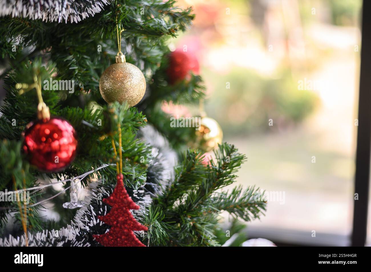 Primo piano della sfera d'oro appesa all'albero di Natale. Foto Stock