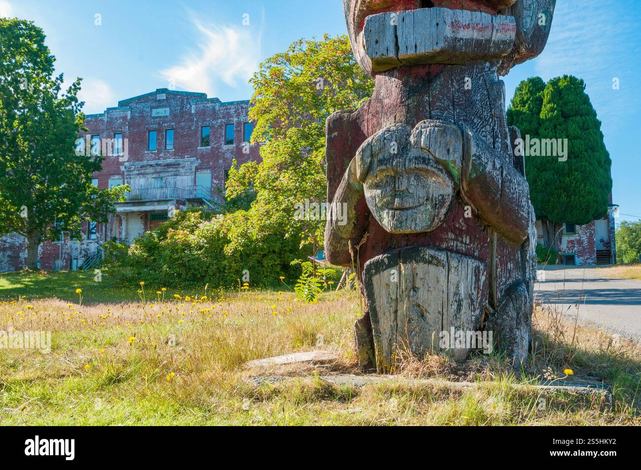 Base del totem più alto del mondo, Alert Bay, Cormorant Island, British Columbia, Canada Foto Stock