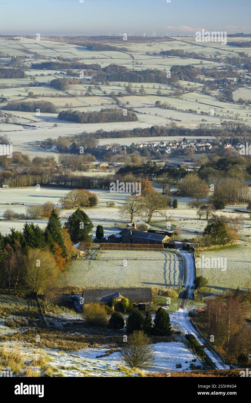 Vista alta sulla vallata (fredda giornata invernale, edifici agricoli isolati, terreno coperto dal gelo) - Burley a Wharfedale, West Yorkshire, Inghilterra, Regno Unito. Foto Stock