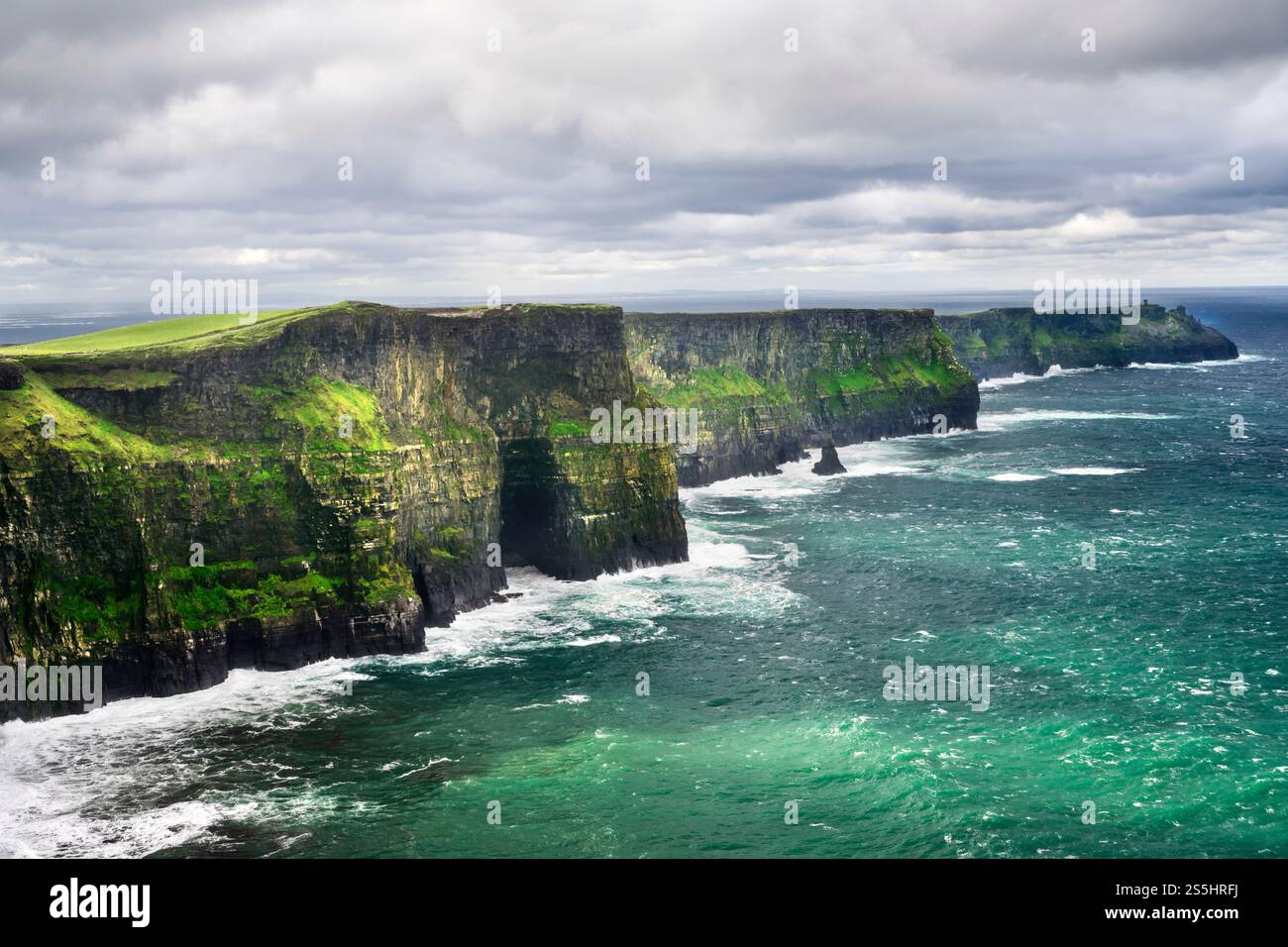 Le scogliere di Moher sono una famosa attrazione turistica sulla Wild Atlantic Way lungo la costa atlantica dell'Irlanda. Foto Stock