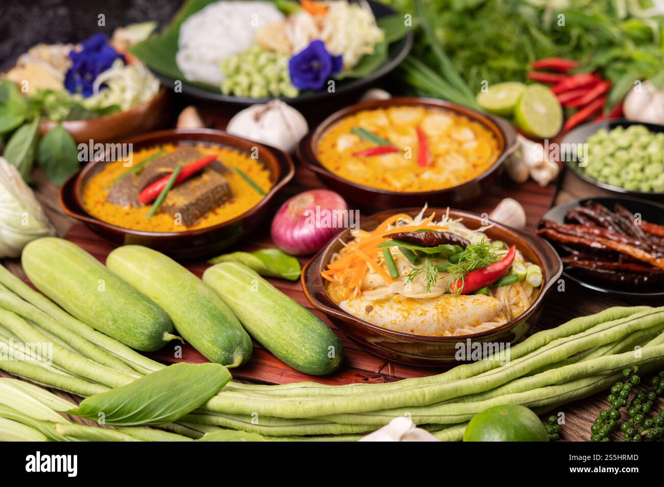 Spaghetti di riso, curry rosso con polpette, con peperoncini secchi, basilico, cetriolo e fagioli lunghi Foto Stock