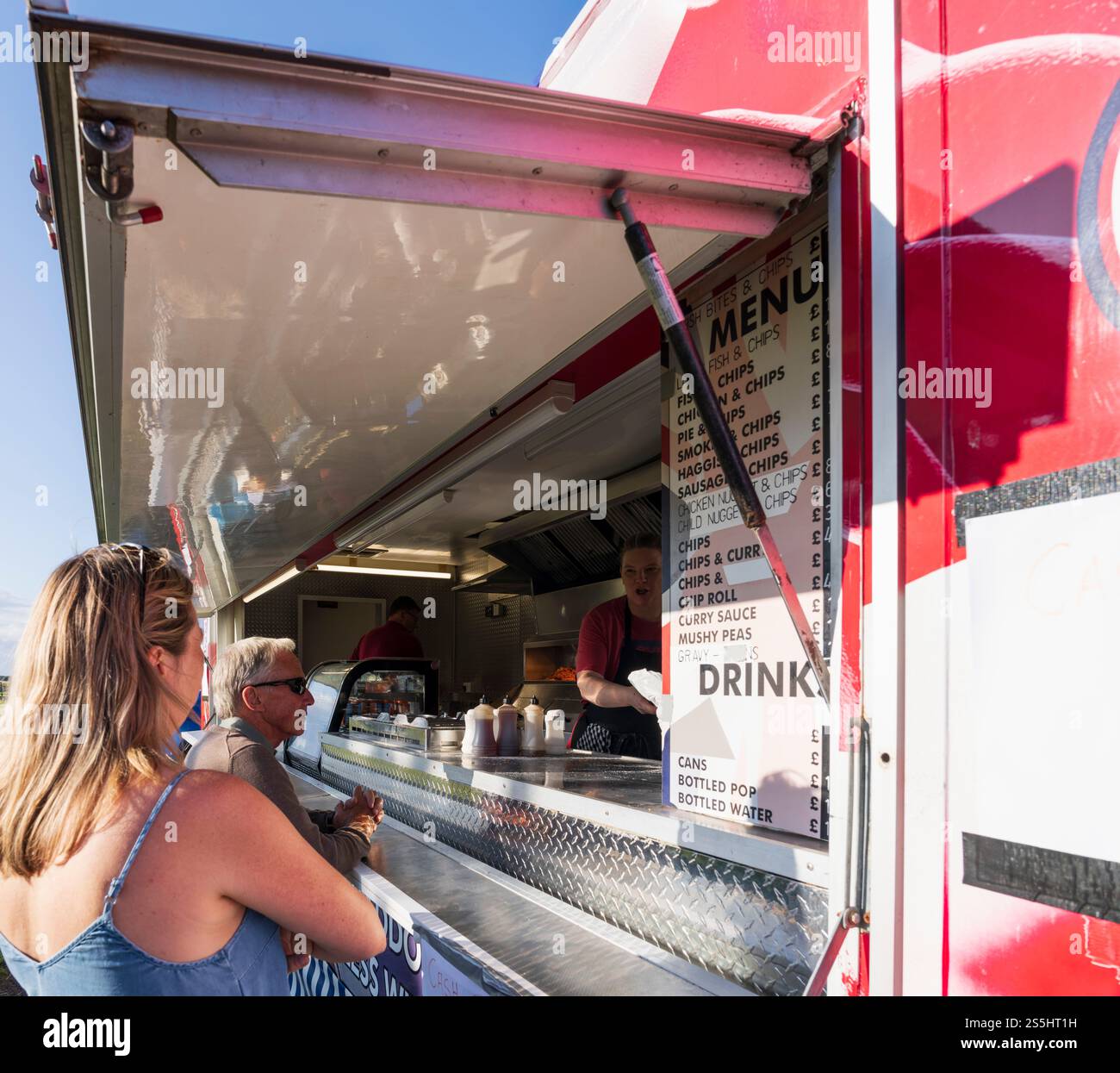 Beadnell, villaggio di pescatori sulla costa del Northumberland, ora una popolare località di villeggiatura e città per pendolari. Cena a base di pesce con pulmino mobile per pesci e patatine al Green Foto Stock