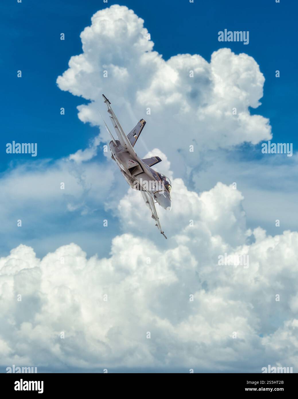 Un jet da caccia americano che vola in un cielo drammatico Foto Stock