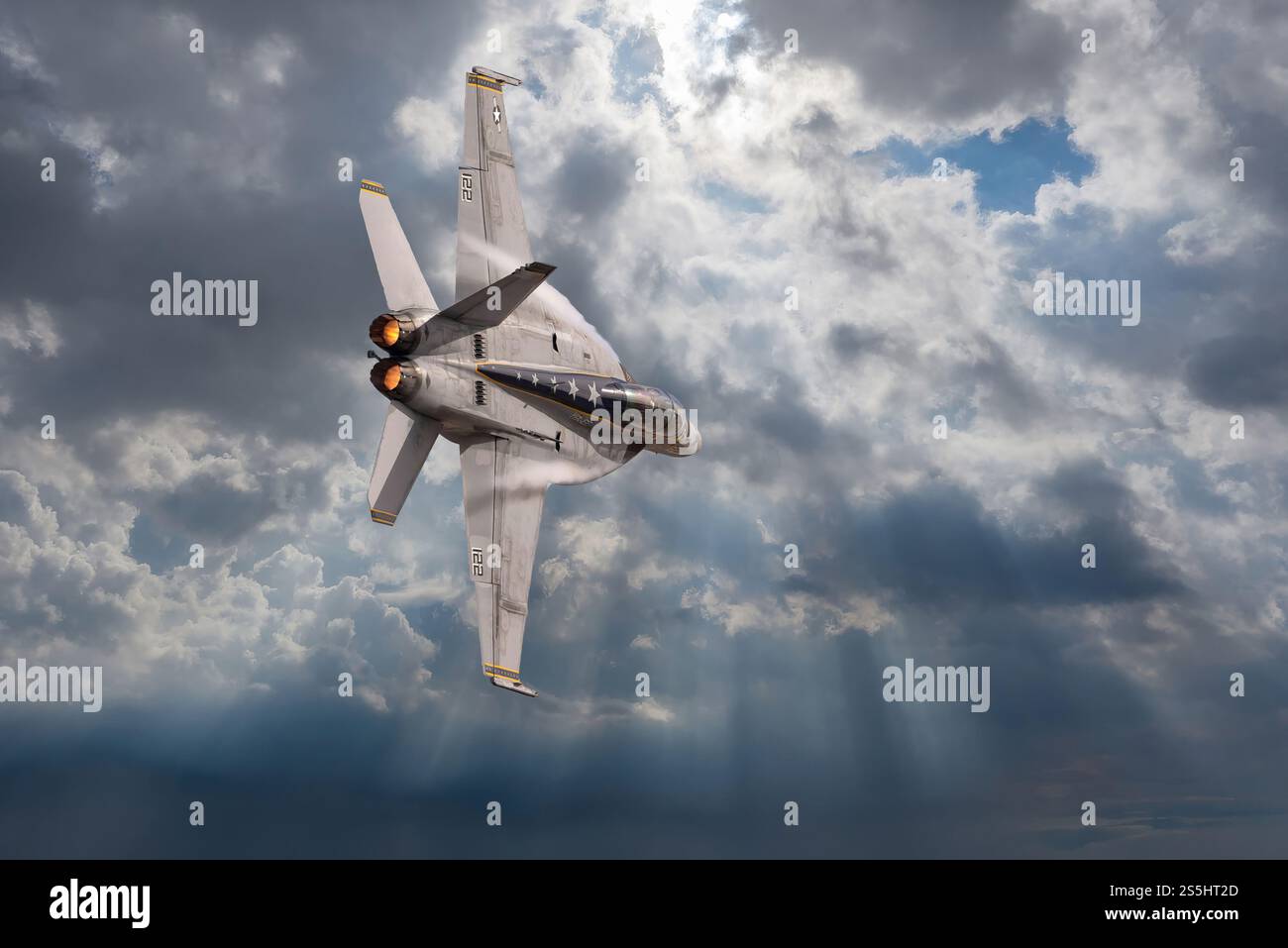 Un jet da caccia americano che vola in un cielo drammatico Foto Stock