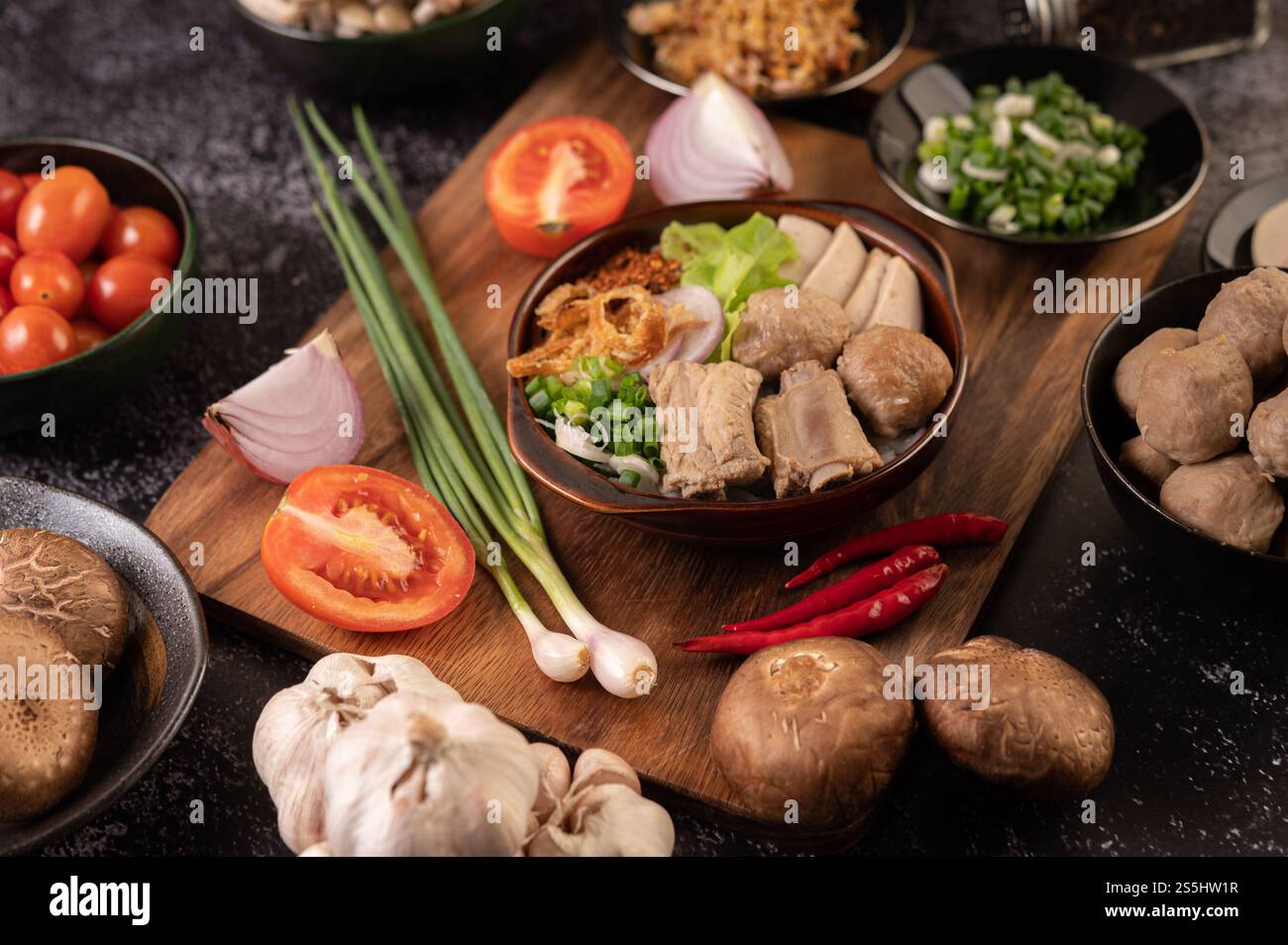 Guay Jap, polpette, salsiccia di maiale vietnamita e ossa di maiale, cibo tailandese. Foto Stock