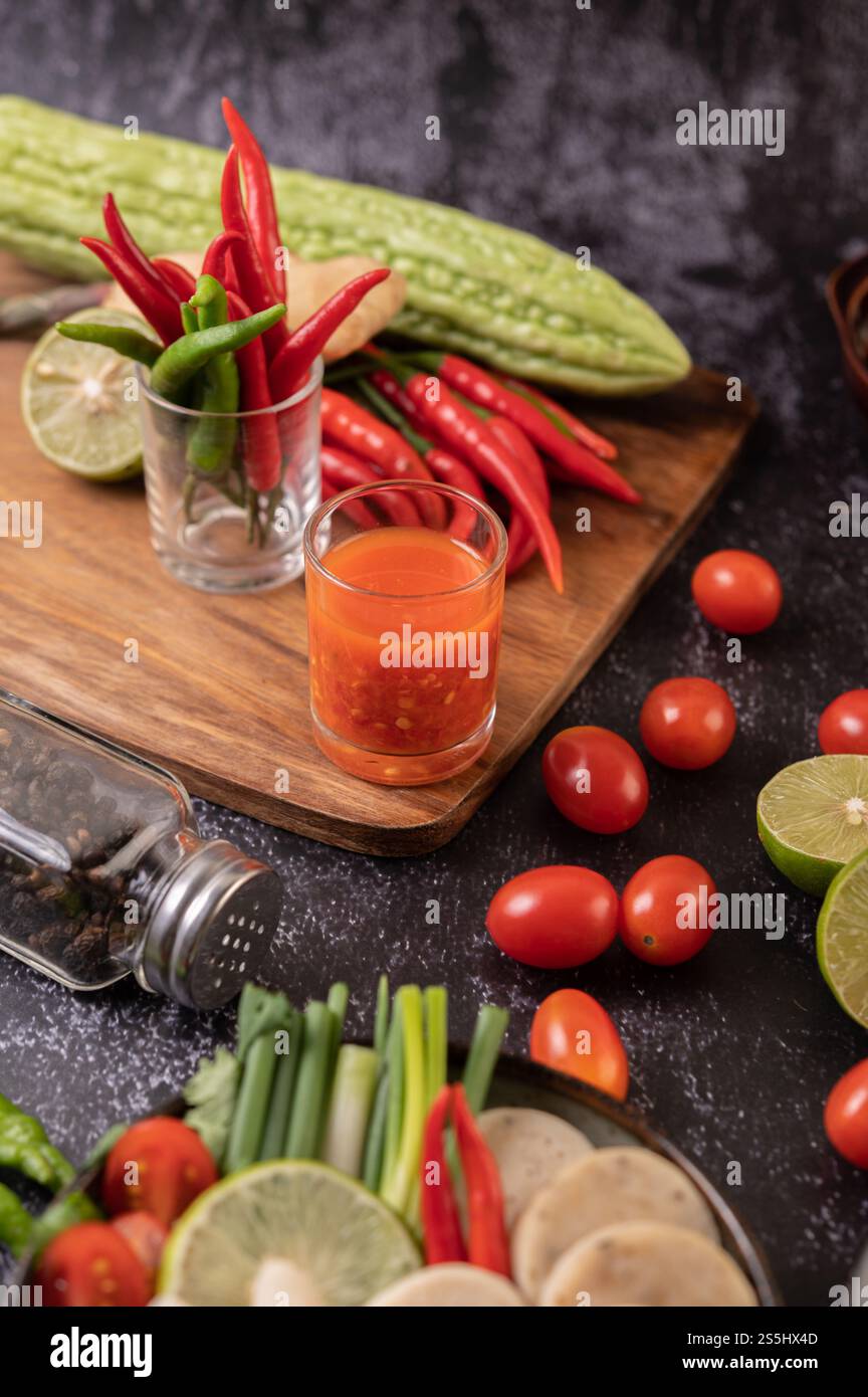 Gli ingredienti utilizzati per l'insalata includono pomodori, peperoni, lime e buccia amara. Foto Stock