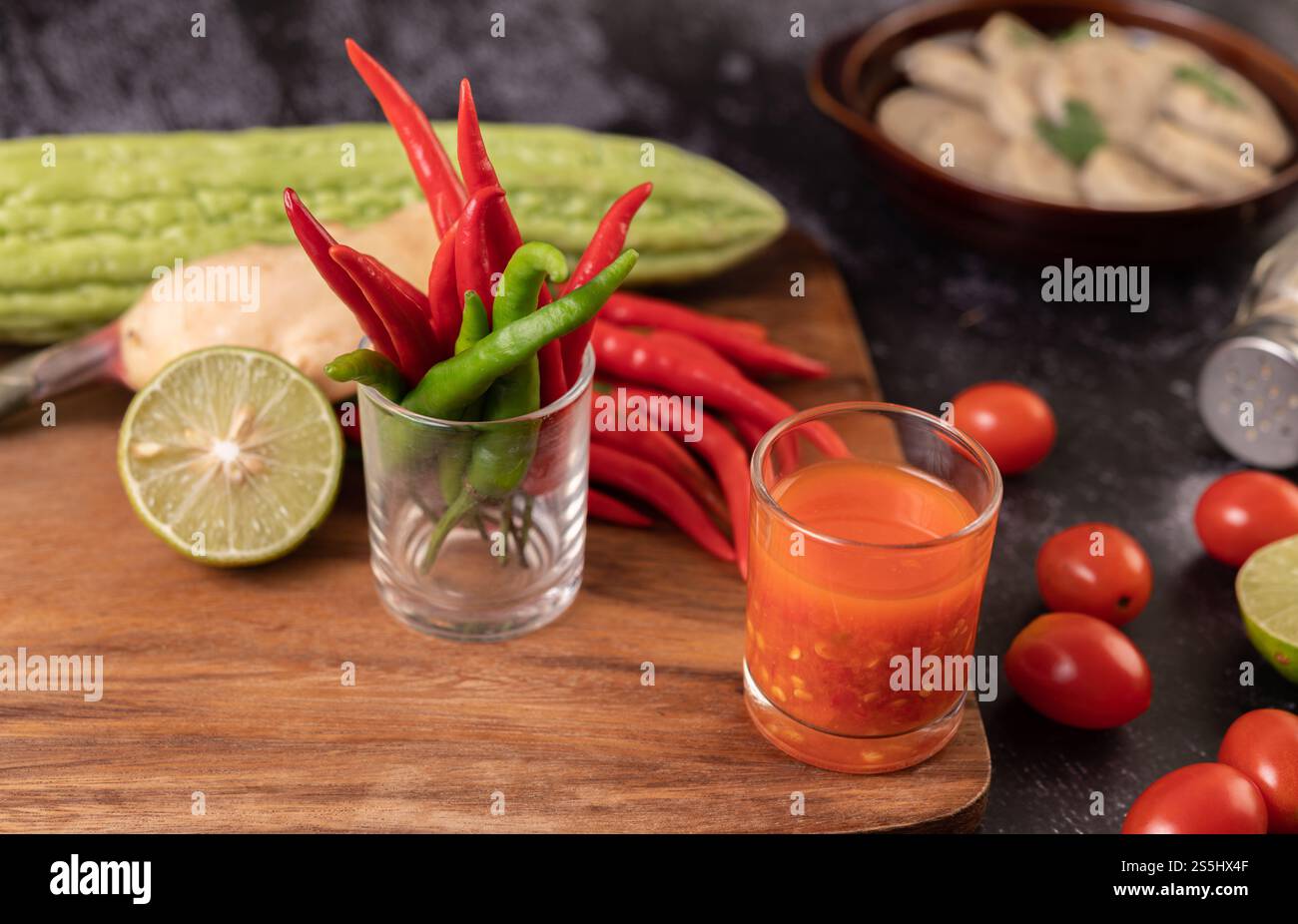 Gli ingredienti utilizzati per l'insalata includono pomodori, peperoni, lime e buccia amara. Foto Stock