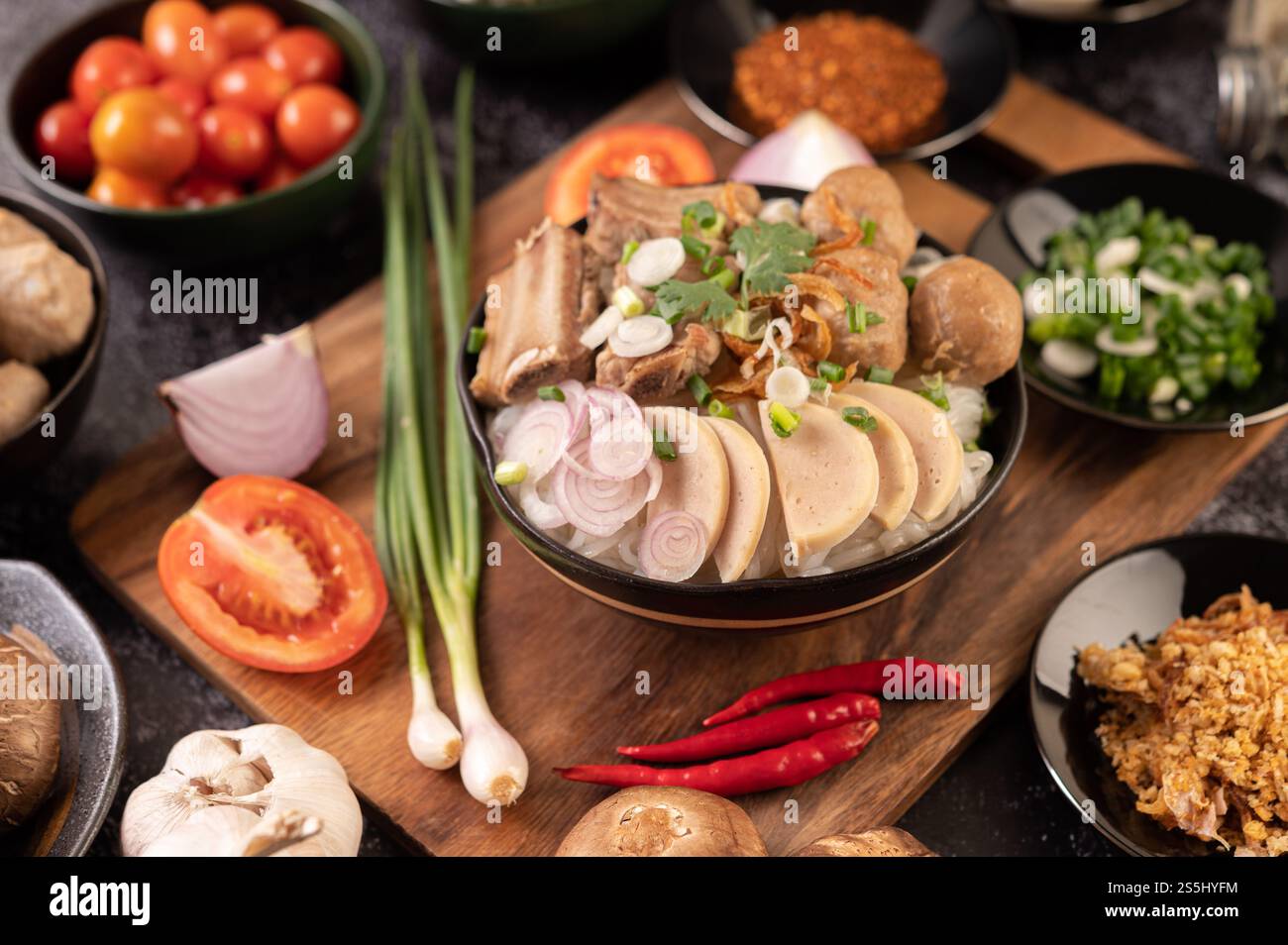 Guay Jap, polpette, salsiccia di maiale vietnamita e ossa di maiale, cibo tailandese. Foto Stock