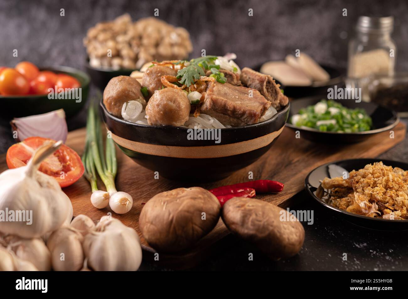 Guay Jap, polpette, salsiccia di maiale vietnamita e ossa di maiale, cibo tailandese. Foto Stock