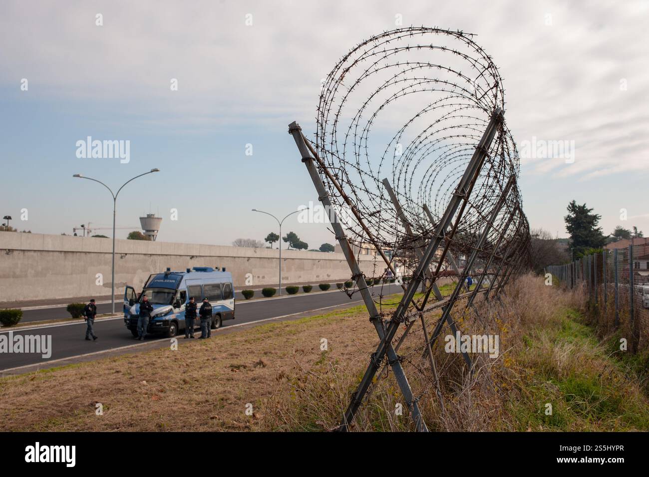31 dicembre 2024 - Roma, Italia: Odio il carcere e la società che ne ha bisogno, presidio al carcere di Rebibbia © Andrea Sabbadini Foto Stock