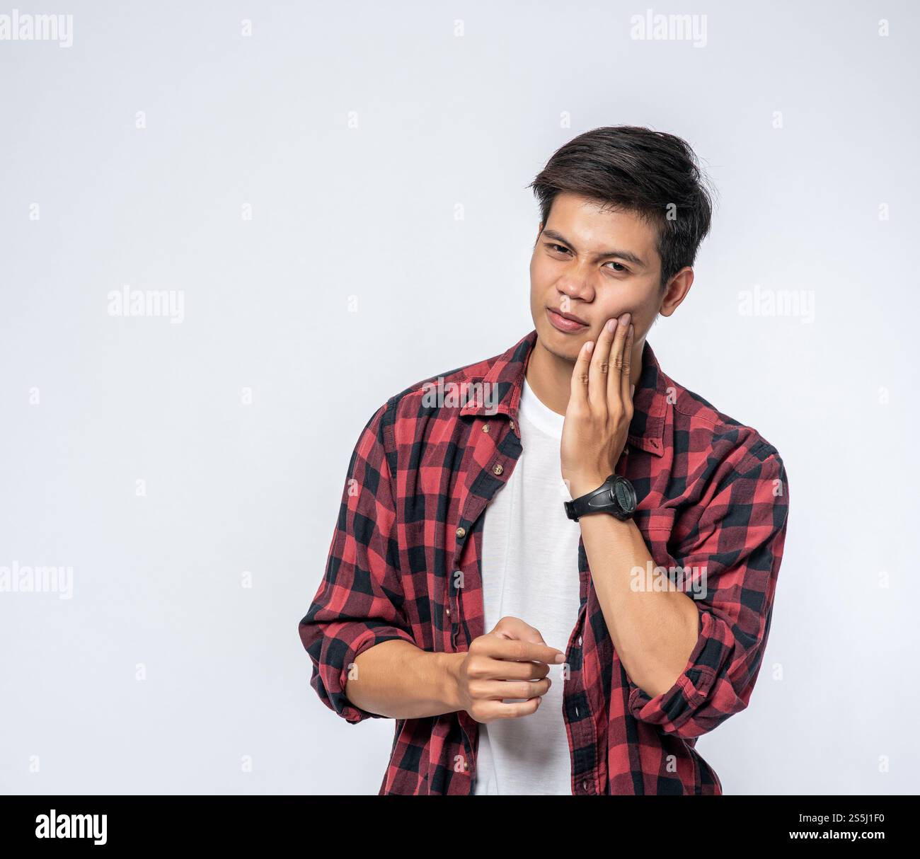 Un uomo malato di mal di denti e una mano che tiene la guancia Foto Stock