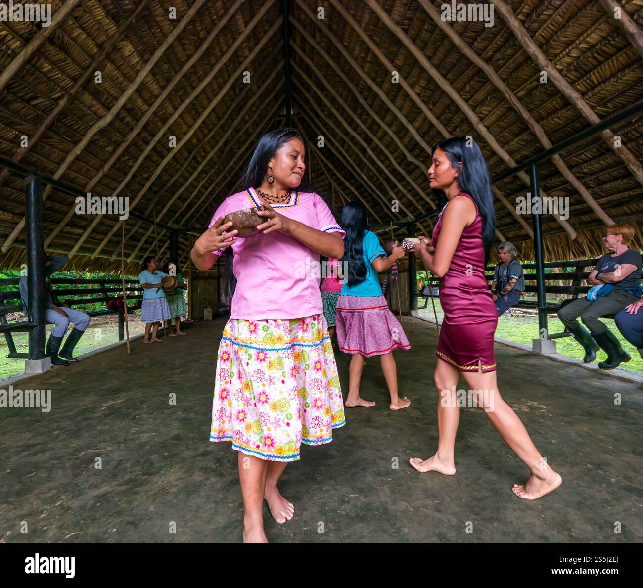 Donne della comunità di Añangu Kichwa che ballano per i turisti, foresta pluviale amazzonica, parco nazionale di Yasuni, Ecuador, Sud America Foto Stock