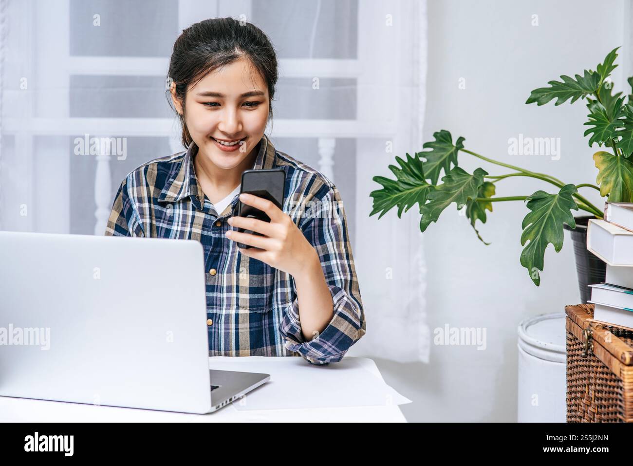 Le donne utilizzano i computer portatili in ufficio con piacere. Foto Stock