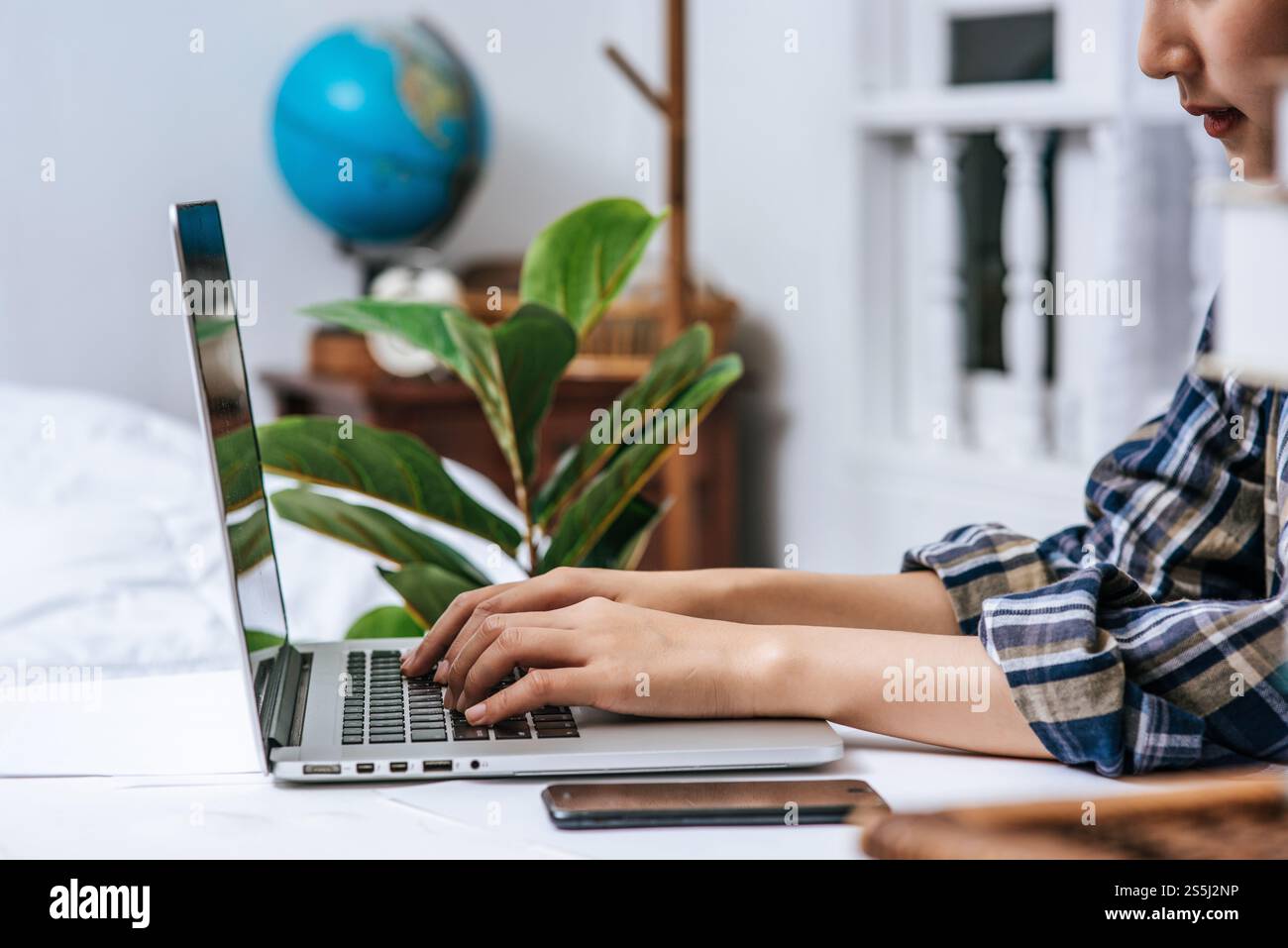 Le donne utilizzano i computer portatili in ufficio con piacere. Foto Stock