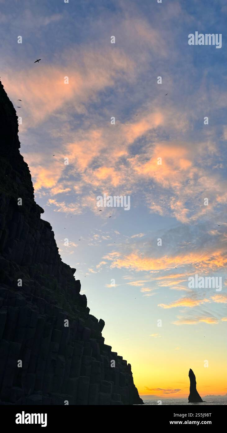 alba sulla spiaggia di sabbia nera, islanda - Immagine stock catturata con smartphone