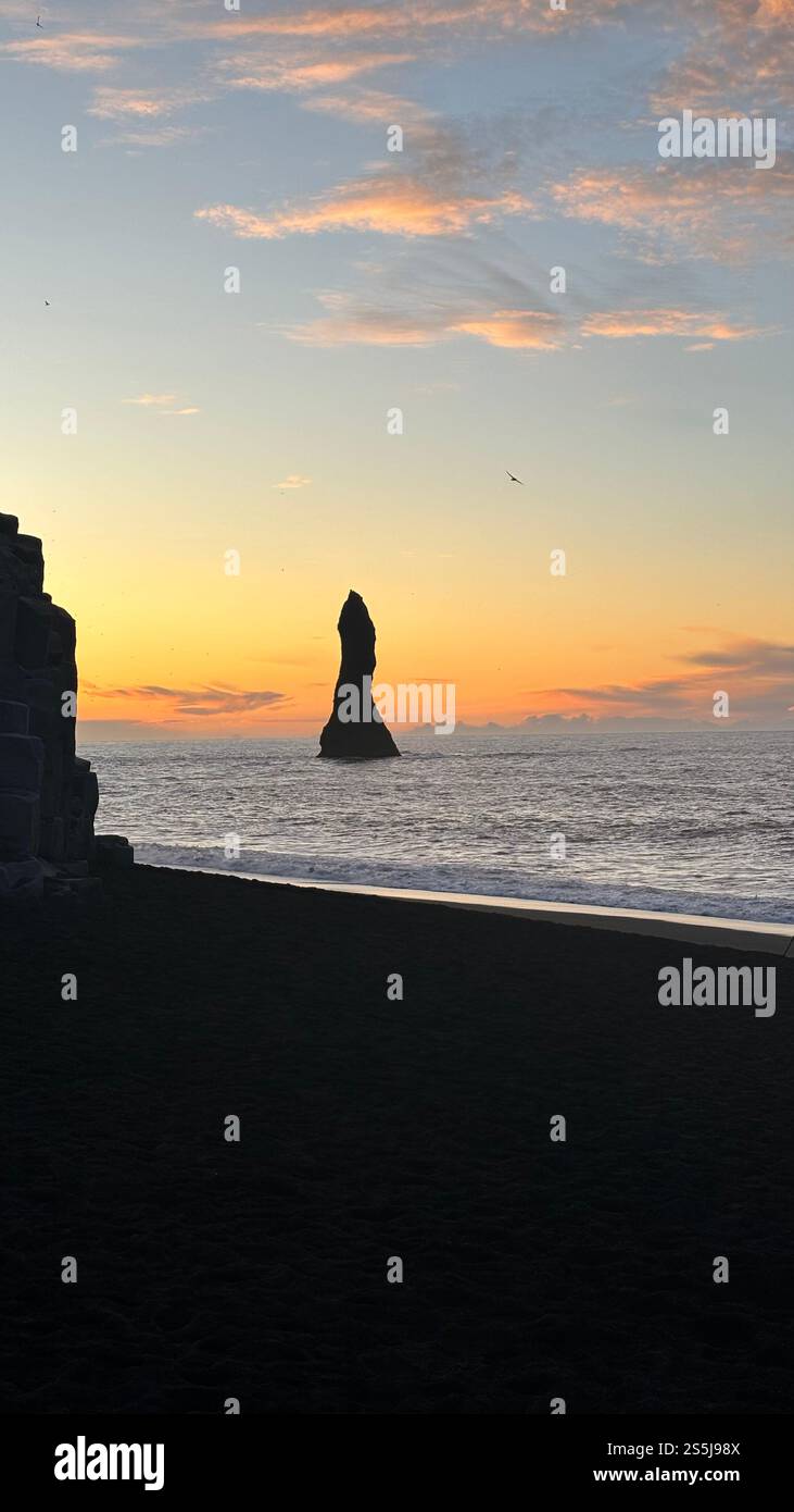 alba sulla spiaggia di sabbia nera, islanda - Immagine stock catturata con smartphone