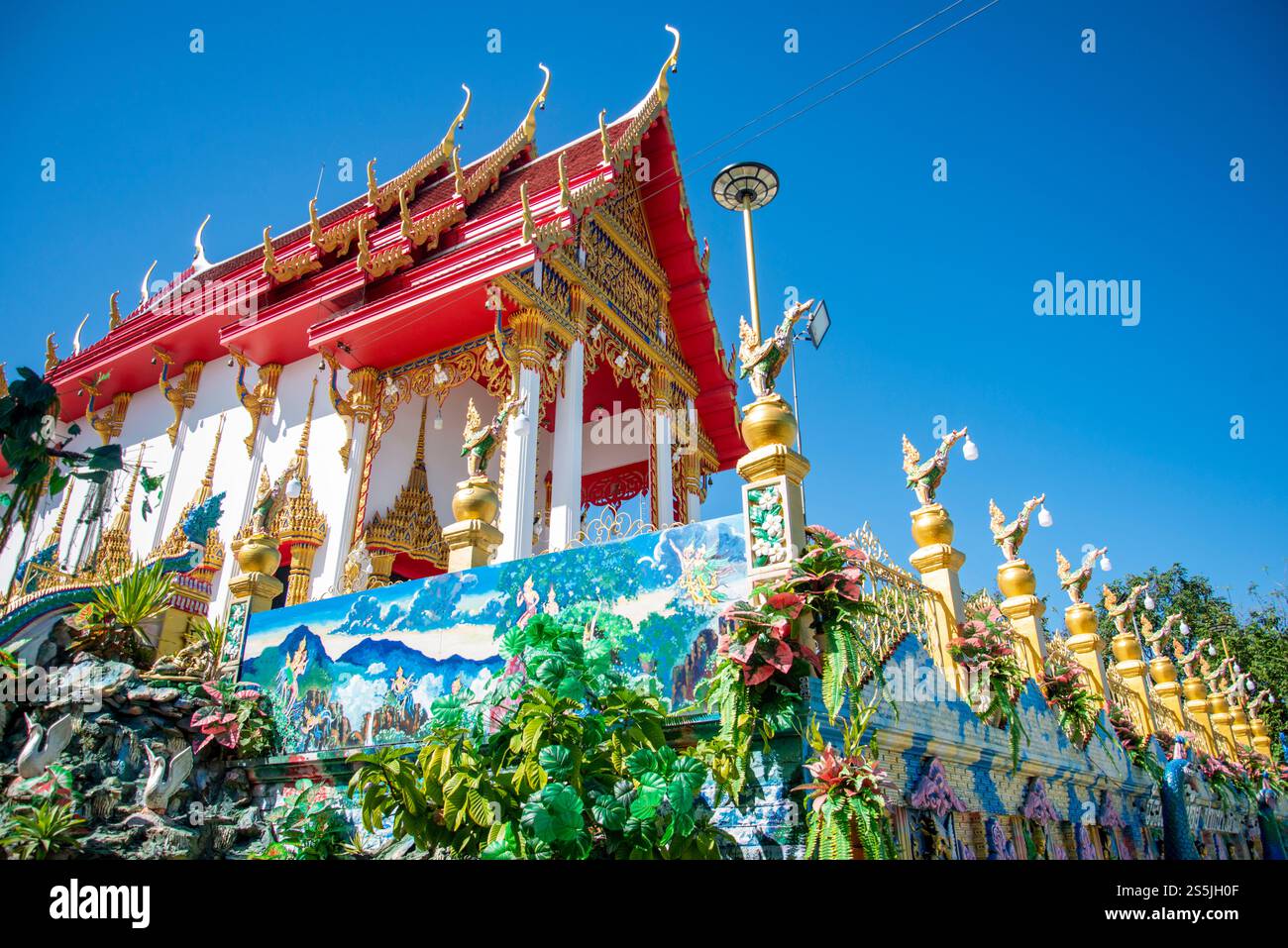 Il Wat Khao noi vicino al villaggio di Pak Nam e la città di Pranburi vicino alla città di Hua Hin nella provincia di Prachuap Khiri Khan in Thailandia, Foto Stock