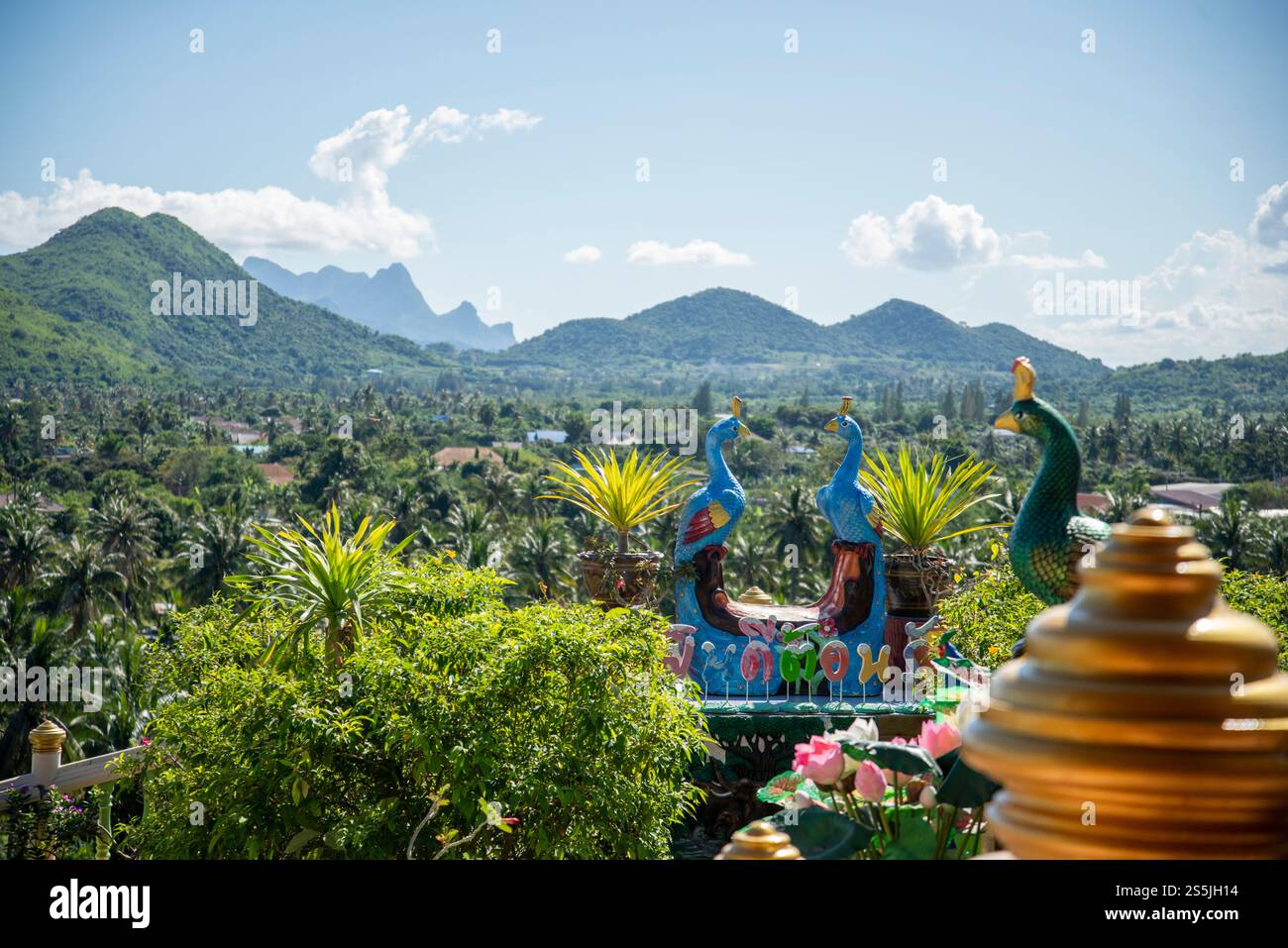 Il Wat Khao noi vicino al villaggio di Pak Nam e la città di Pranburi vicino alla città di Hua Hin nella provincia di Prachuap Khiri Khan in Thailandia, Foto Stock
