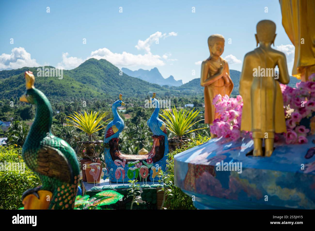 Il Wat Khao noi vicino al villaggio di Pak Nam e la città di Pranburi vicino alla città di Hua Hin nella provincia di Prachuap Khiri Khan in Thailandia, Foto Stock