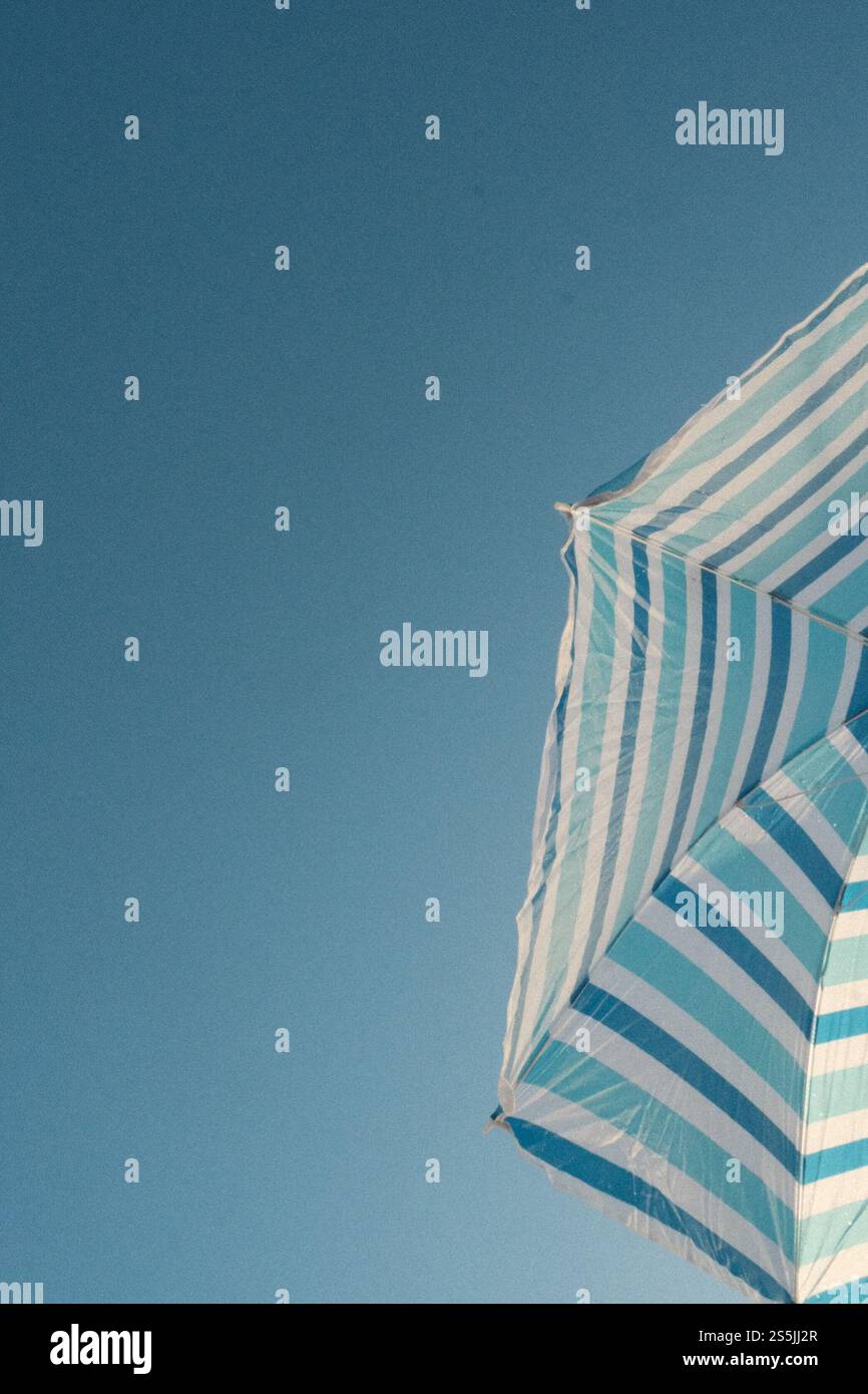 blu e spiaggia Foto Stock