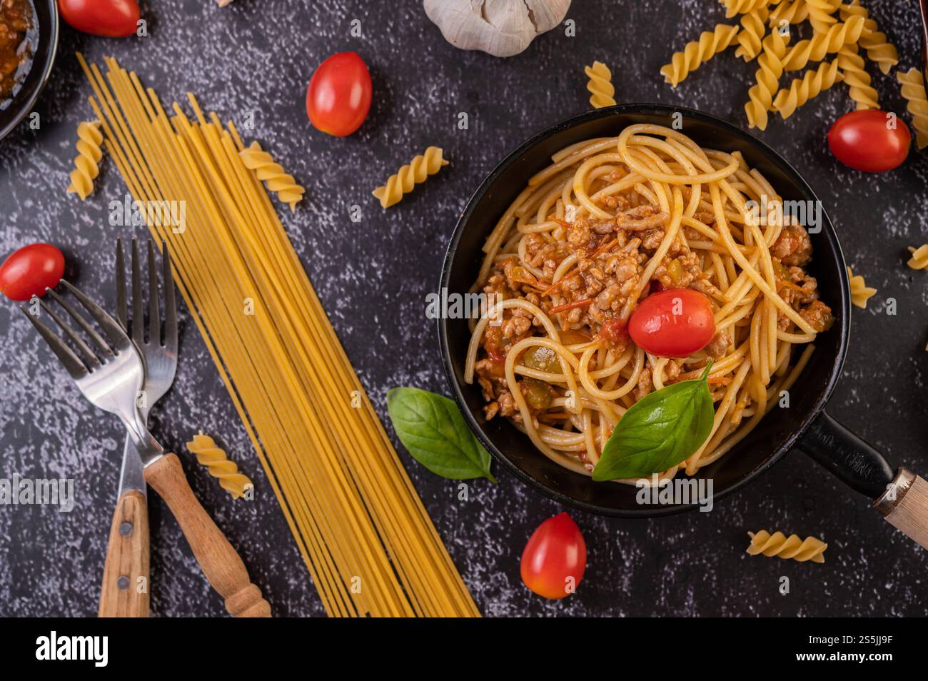 Spaghetti saltati in padella con pomodori e basilico Foto Stock