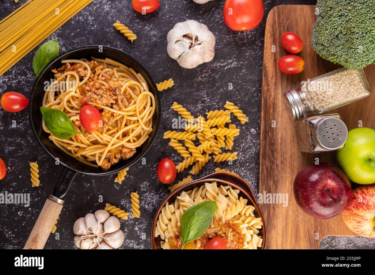 Spaghetti saltati in padella con pomodori e basilico Foto Stock