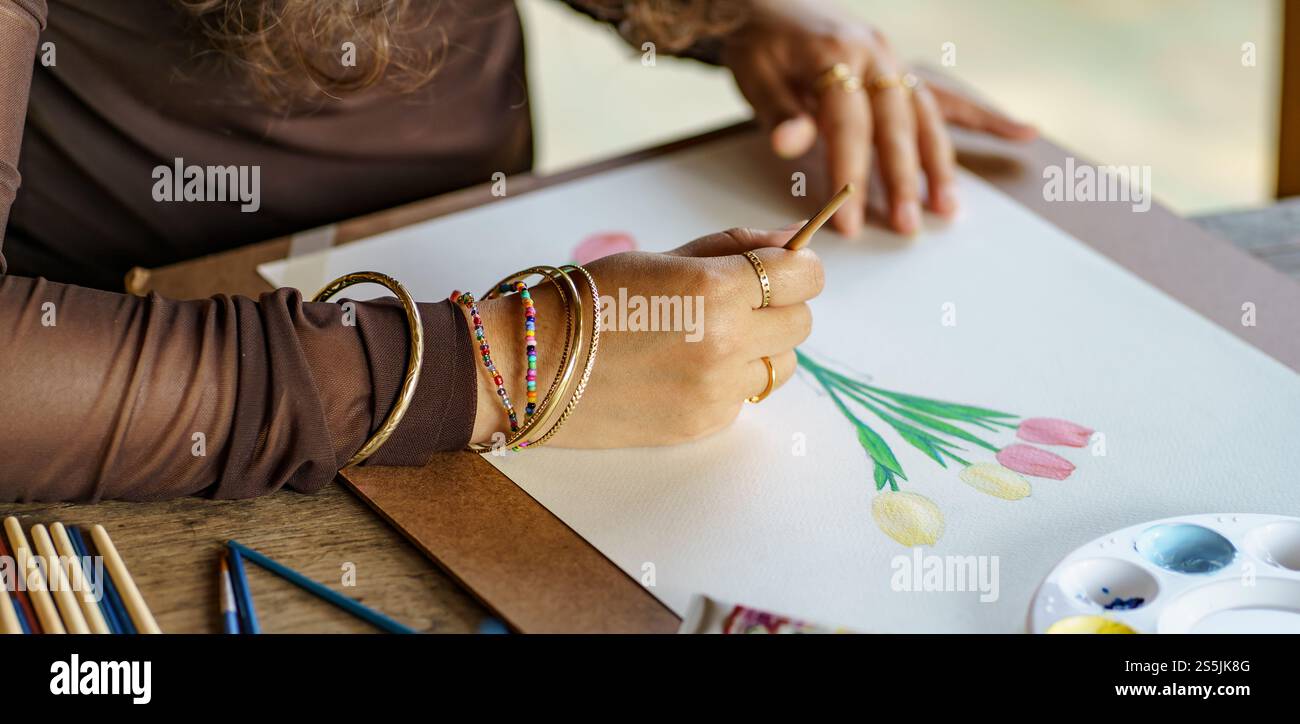 Disegnare da un artista pennello che mescola colore acrilico acquerello pittura ad olio sulla creatività artistica e sulla terapia parziale. Foto Stock