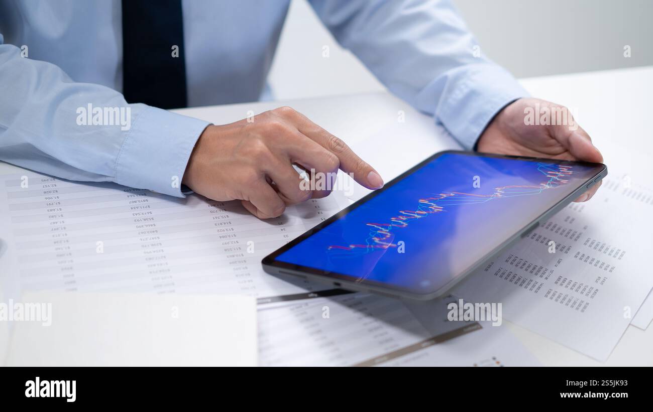 Uomo d'affari che negozia azioni su laptop grafico online investitore professionista che negozia valute crittografiche adatto per la crittografia del mercato azionario finanziario Foto Stock