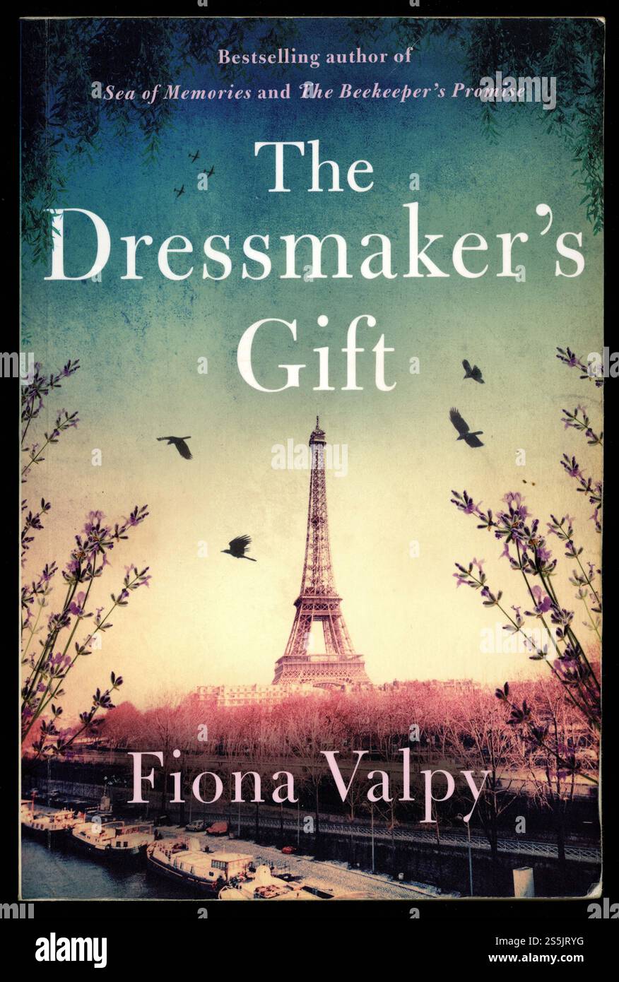 Libro cartaceo usato copertina The Dressmakers Gift, di Fiona Valpy, pubblicato nel 2019 Foto Stock