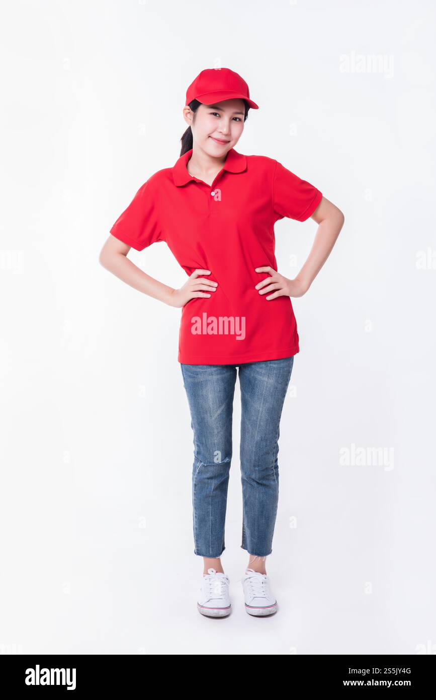 Immagine di un giovane fattorino in uniforme da t-shirt bianca con tappo rosso in piedi su sfondo grigio chiaro studio Foto Stock