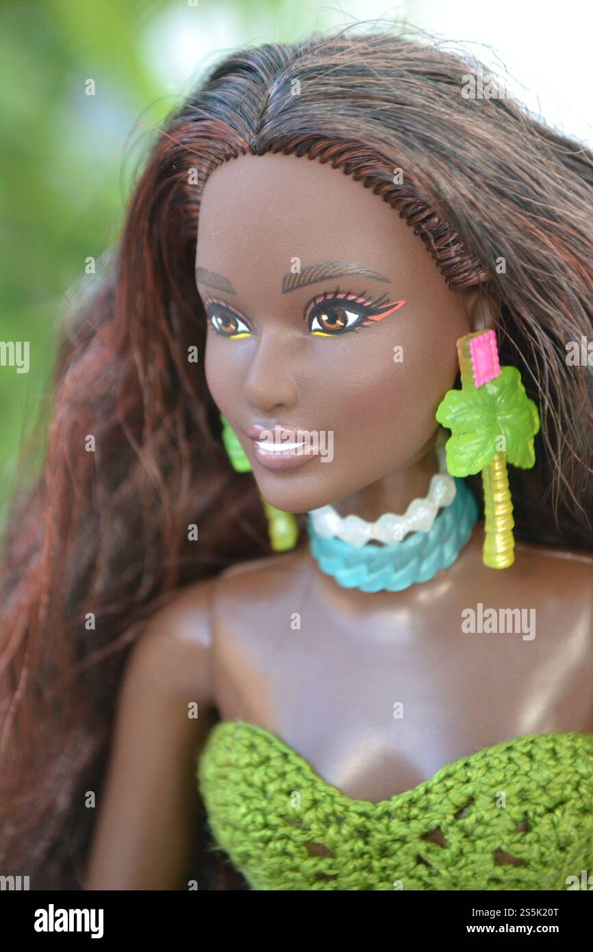 Bellissima bambola Barbie nera con orecchini giganti. Foto Stock