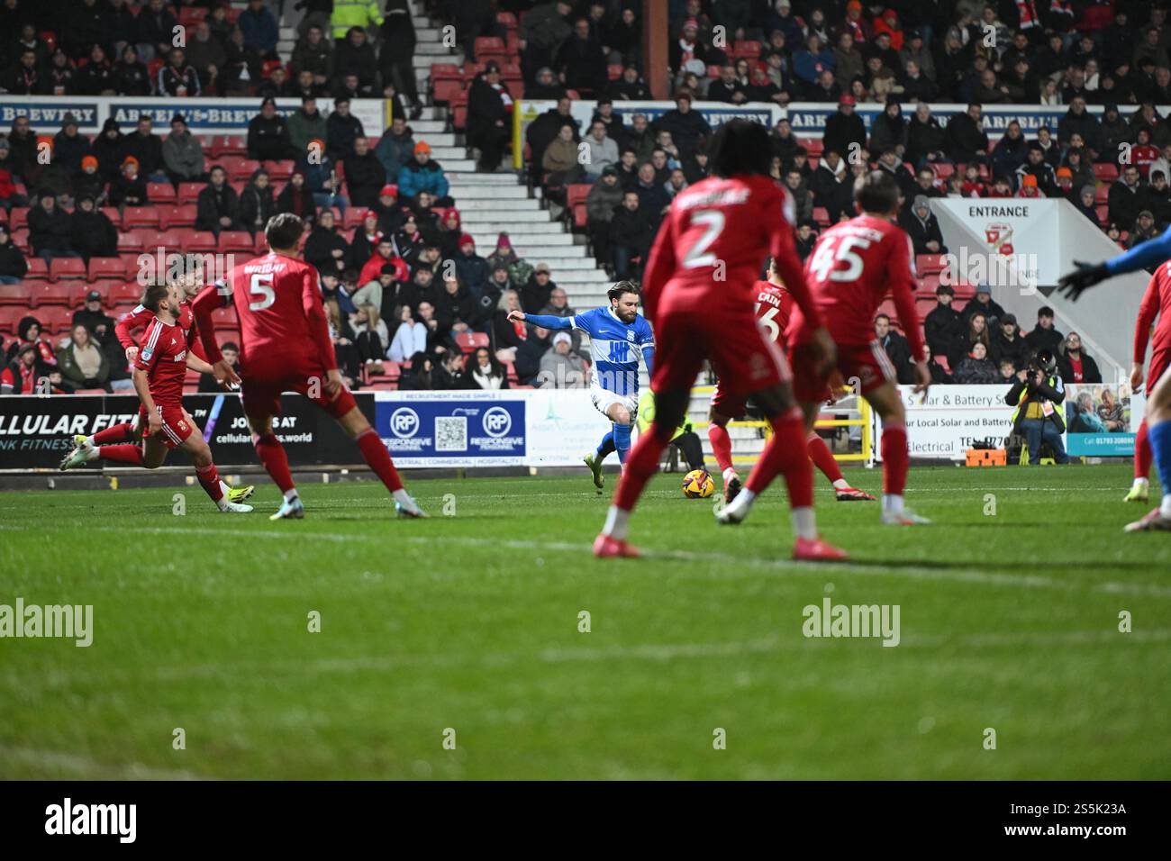 Il centrocampista di Birmingham City Alfie May (9) ha un tiro verso la rete durante il Vertu Trophy tra Swindon Town e Birmingham City al County Ground, Swindon, Wiltshire, Inghilterra, 14 gennaio 2025. Foto Stock