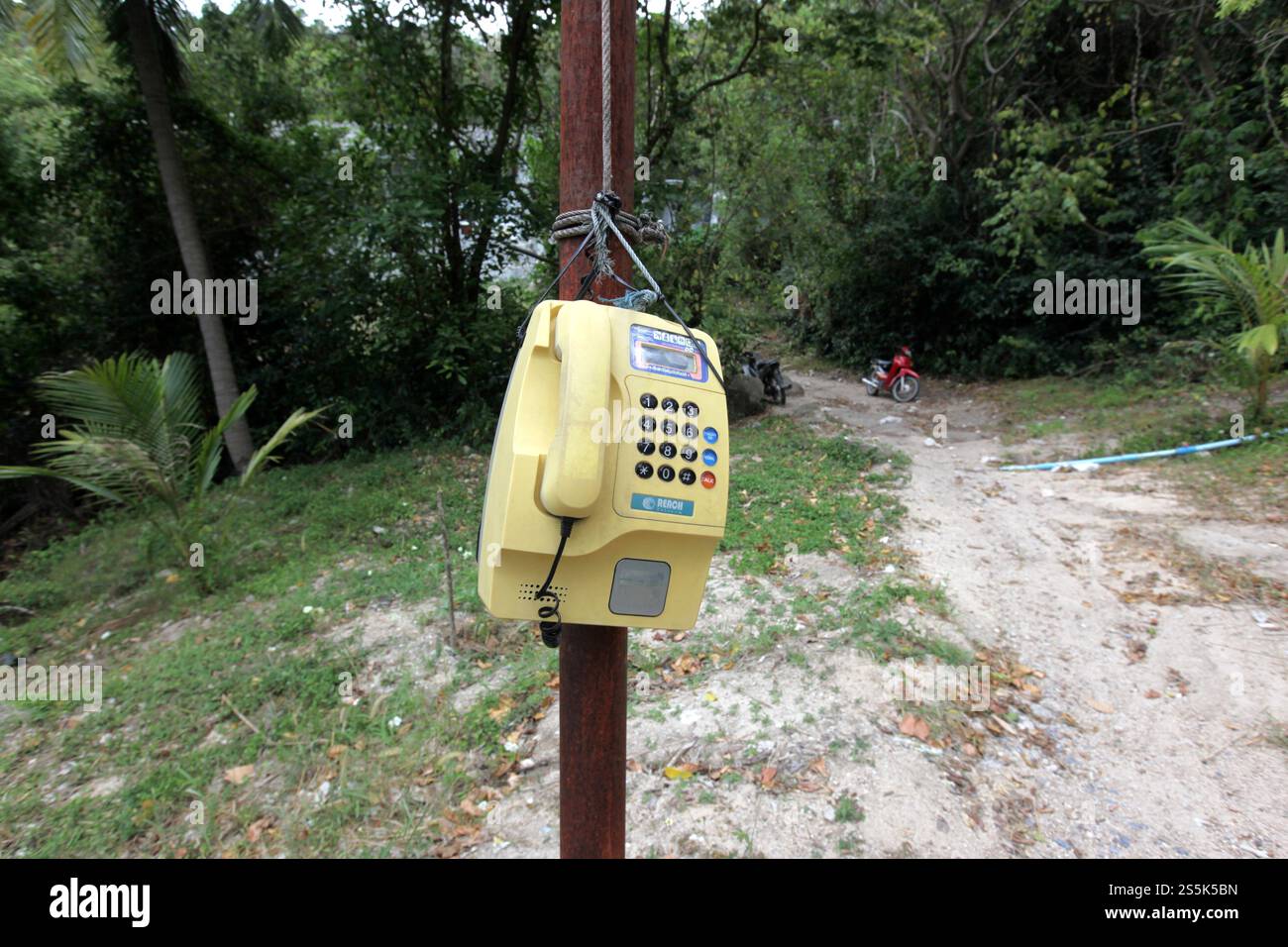Un telefono su una strada sull'isola di Ko Tao nella provincia di Surat Thani in Thailandia, Thailandia, Ko Tao, marzo 2010. THAILANDIA SURAT THANI KO TAO ISLAND Foto Stock
