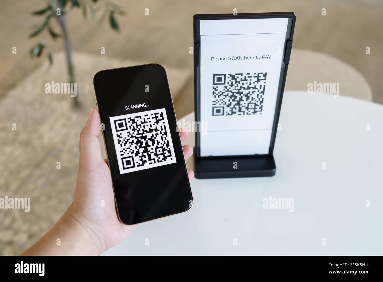 Pagamento con codice QR. Portafoglio elettronico. L'uomo che scansiona l'etichetta accettata genera pagamenti digitali senza denaro.scansione del codice QR acquisti online pagamenti senza contanti e. Foto Stock