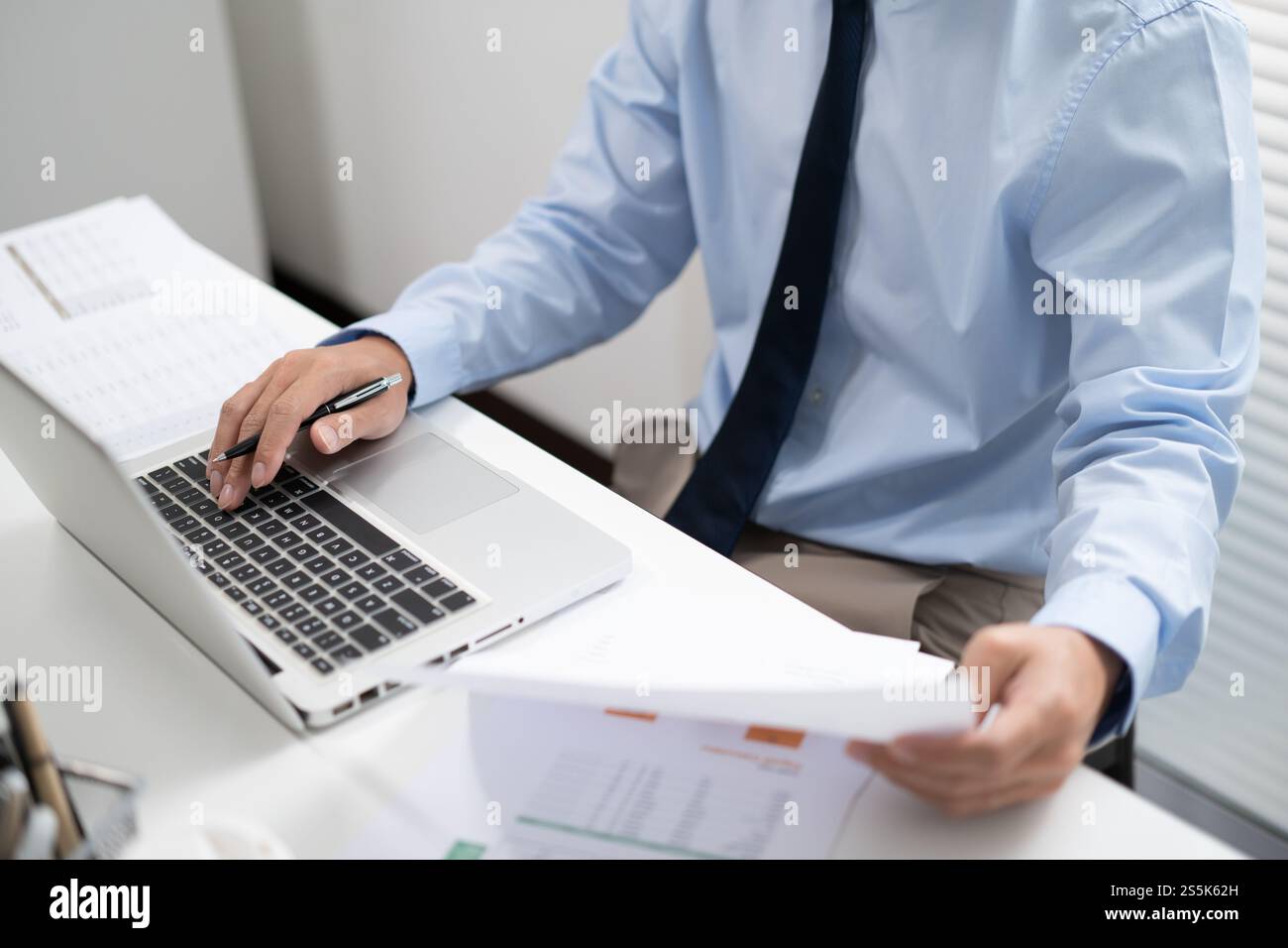 Uomo d'affari che lavora utilizzando le mani del computer portatile digitando su una tastiera. Investitore professionista che lavora per un nuovo progetto di Start-up. pianificazione aziendale in corso Foto Stock