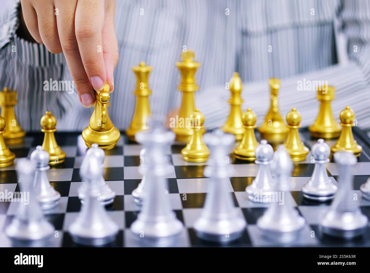 Imprenditore giocare con il gioco di scacchi. successo il concetto di gestione della strategia aziendale e sfida tattica Foto Stock