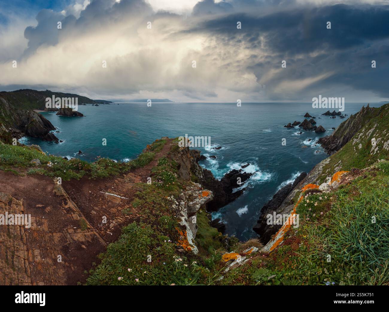 Costa de Loiba tramonto paesaggio con formazioni di roccia vicino a riva (Asturias, Spagna). Foto Stock