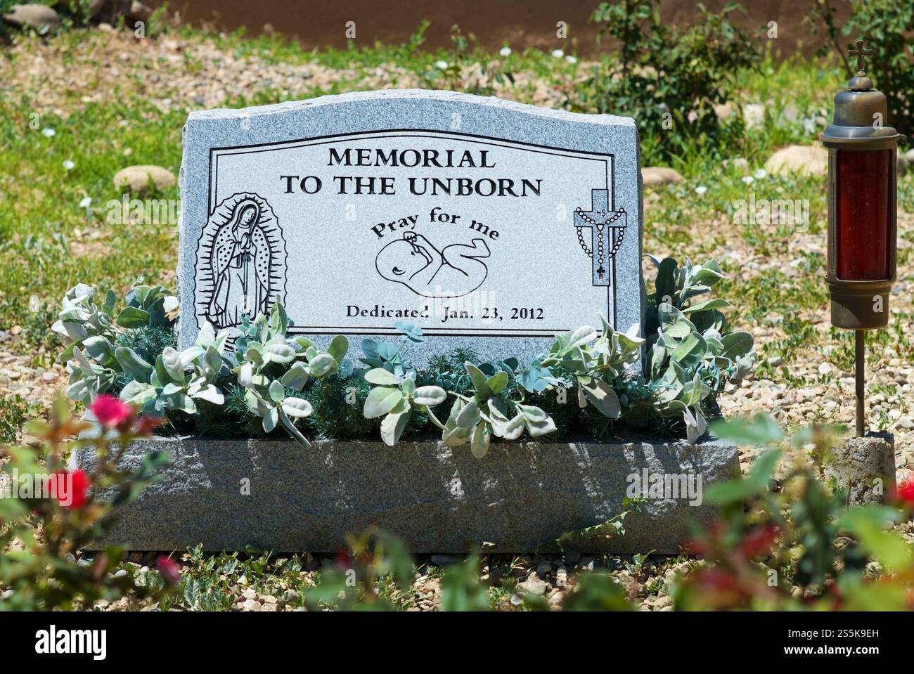 Rancho de Taos, New Mexico, Stati Uniti d'America - 24 luglio 2023: Un cartello "Memorial to the Unborn" per i bambini abortiti presso la chiesa di San Francisco de Asis. Foto Stock