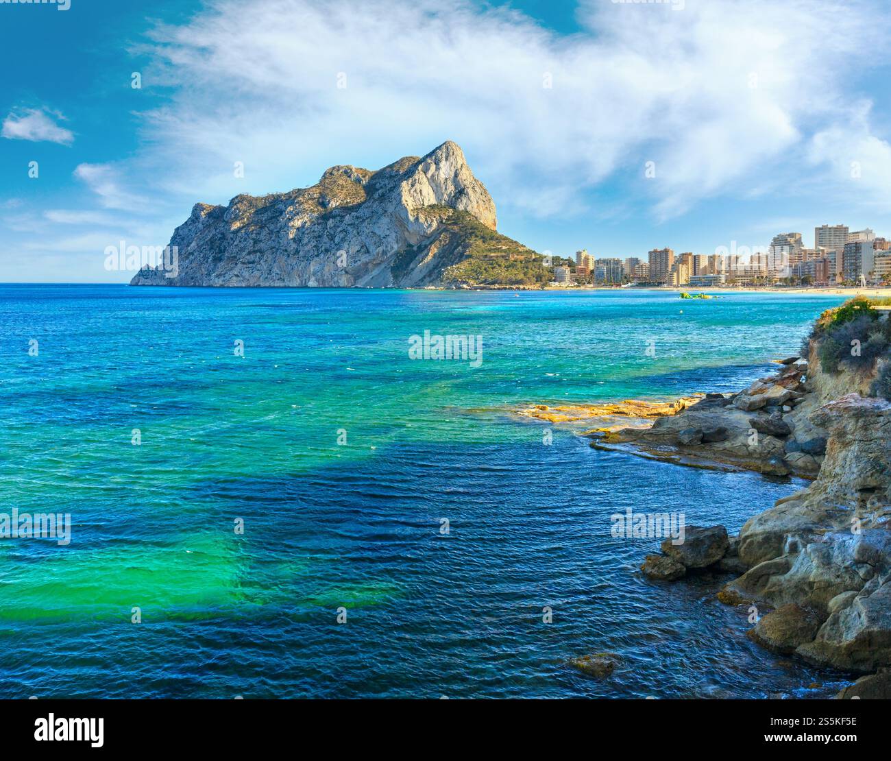 Calp città estate costa a Costa Blanca (Valencia), Spagna Foto Stock