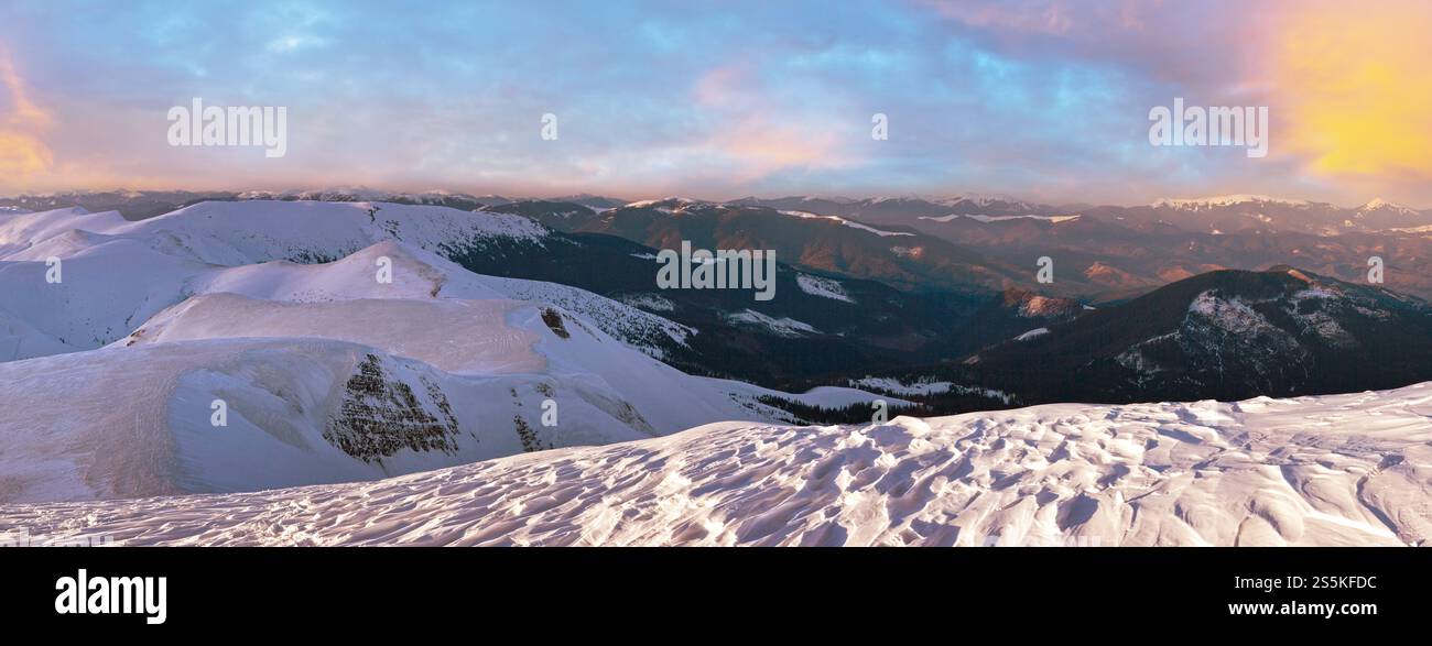 Crepuscolo di montagna panorama con le ombre della sera da cumuli di neve (Ucraina, dei Carpazi). Foto Stock