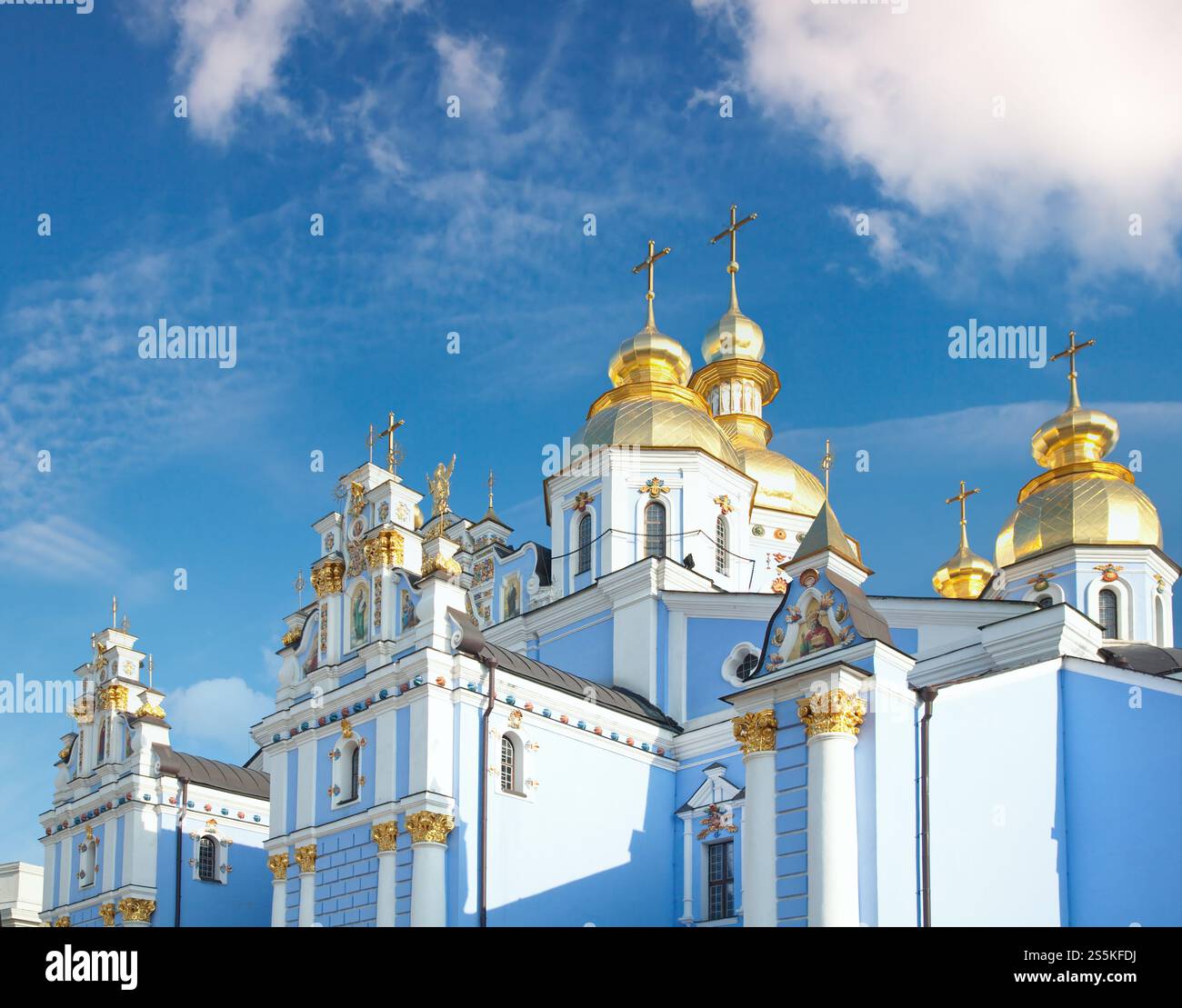Cupola (parte superiore) di Mykhailivskij Sobor (cattedrale cristiana ortodossa). Centro di Kiev, Ucraina. Foto Stock