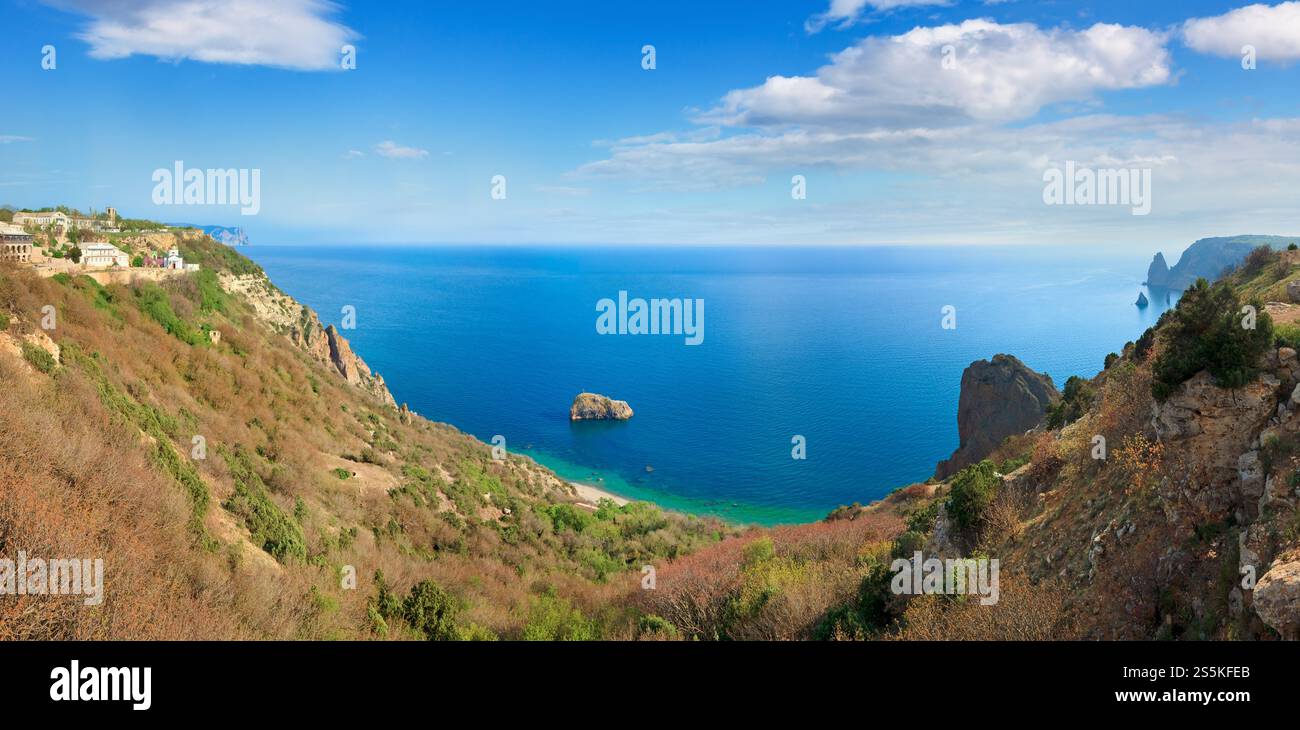 Saint George chiostro e Saint George rock con la religione vista trasversale da Phiolent Cape (Crimea, Ucraina) Foto Stock