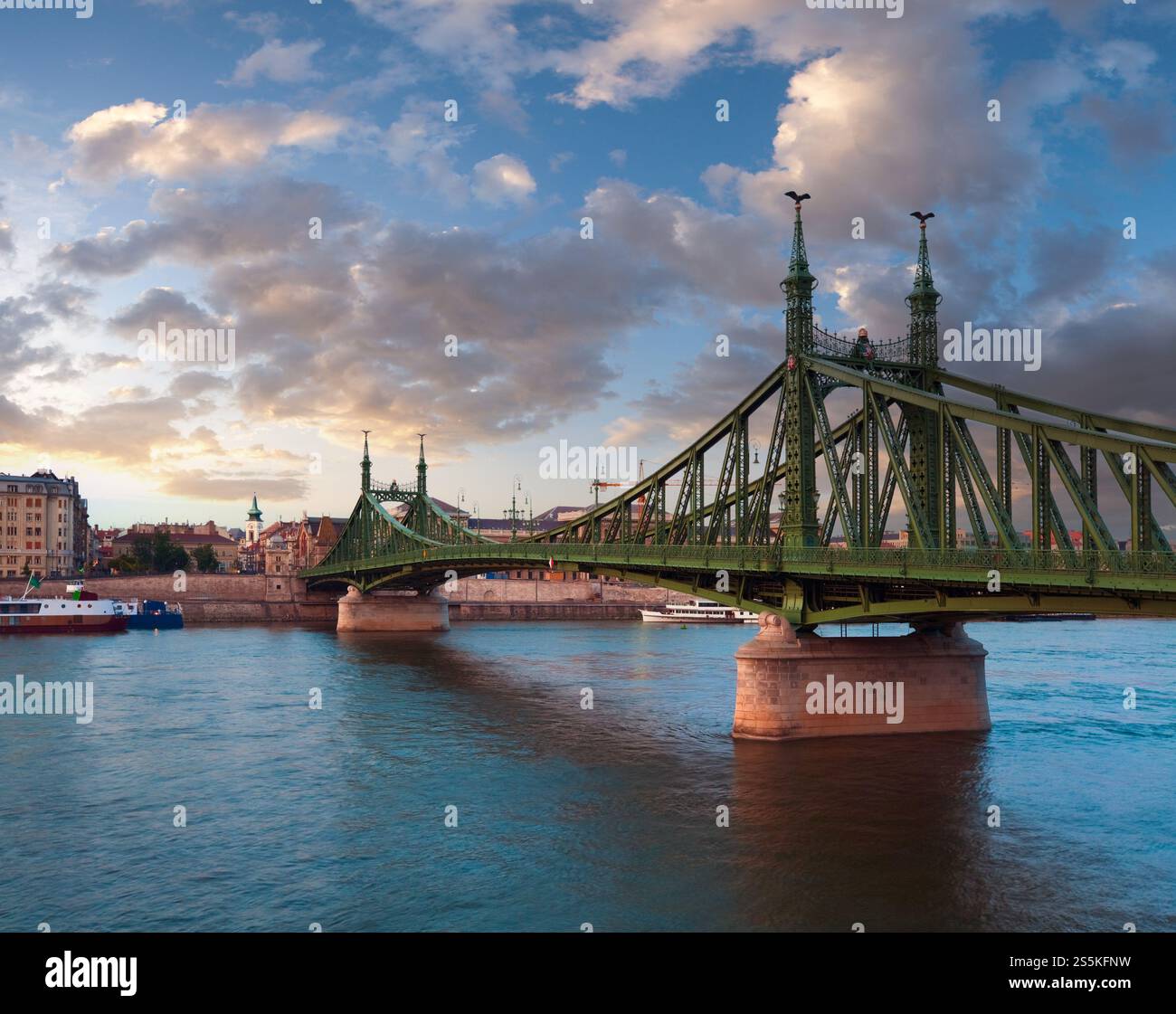 Libertà di Budapest ponte che attraversa il fiume Danubio . Paesaggio urbano di sera. Foto Stock