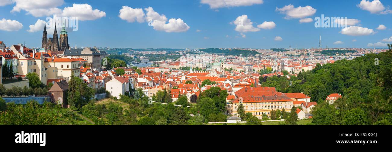 Vista su stare Mesto (Città Vecchia), Praga, Repubblica Ceca. Foto Stock