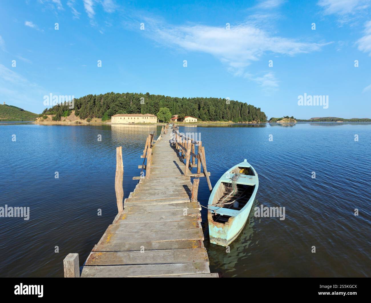 In legno ponte in rovina a isolato Monastero di Santa Maria sul Zvernec isola (Narta Laguna, Valona Albania). Foto Stock